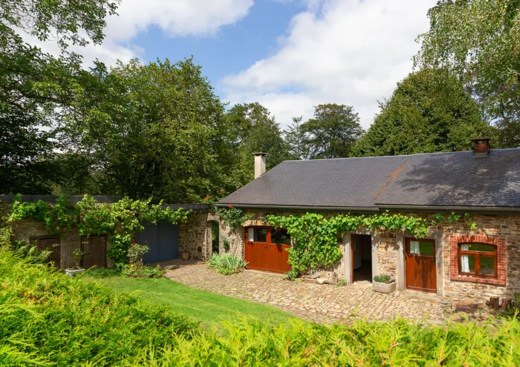 La Bergerie de Dochamps: Ardense cottage uit 1830 met begroeide gevel en groene tuin