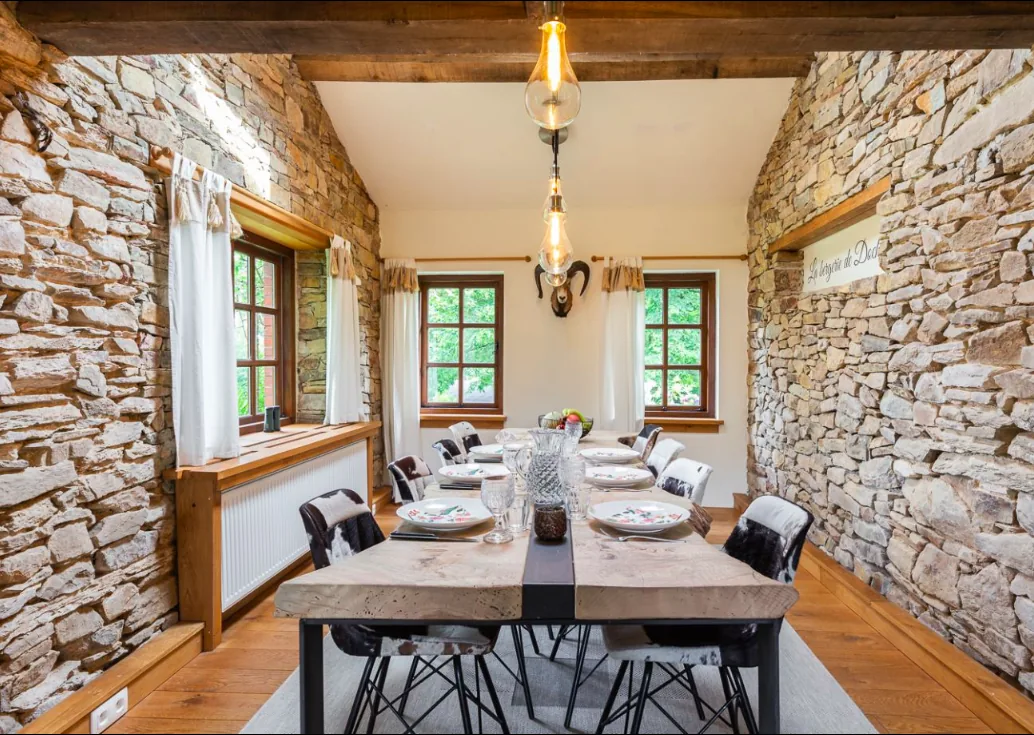 Authentieke woonkamer van de cottage met houten meubels en warme tinten