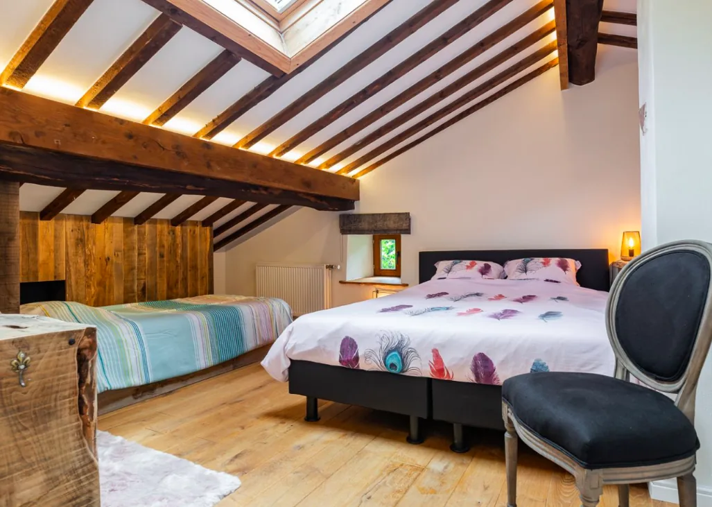 Badkamer met inloopdouche en twee wastafels