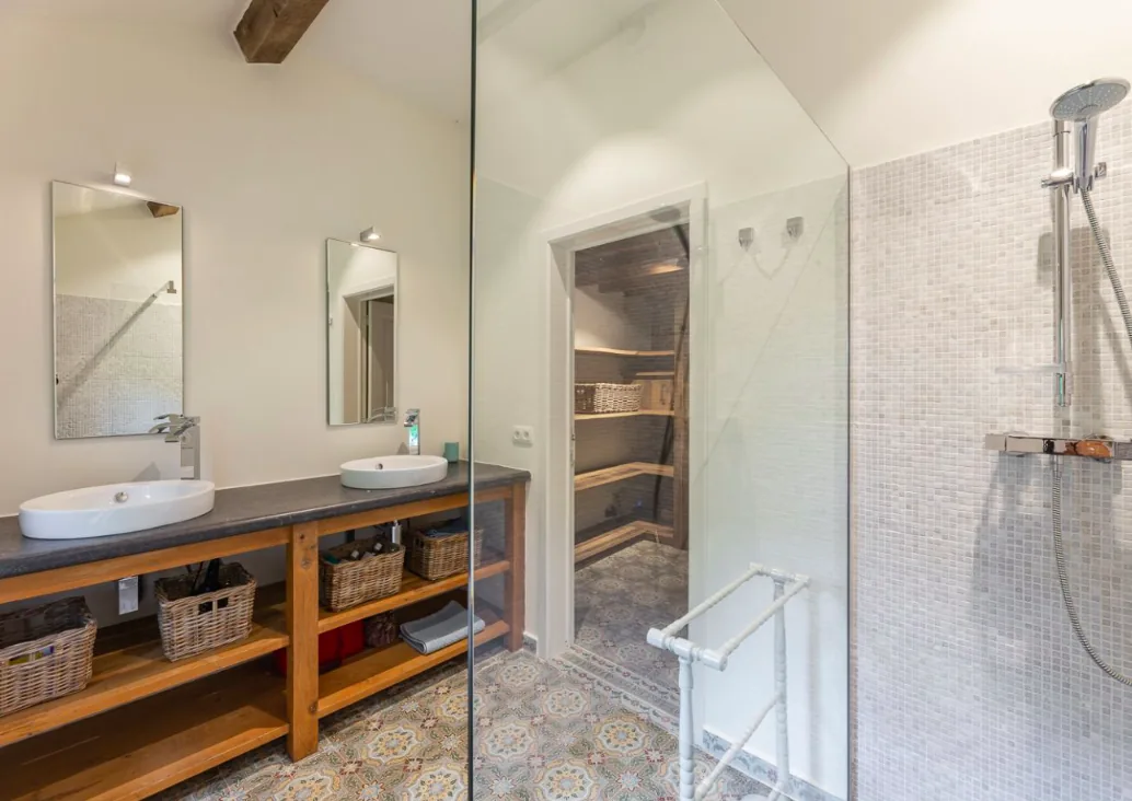 Petit salon met houtkachel