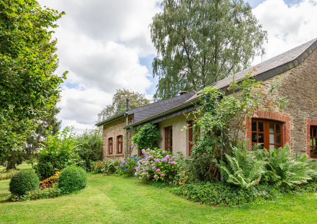 Privétuin van de bergerie met zicht op het weiland